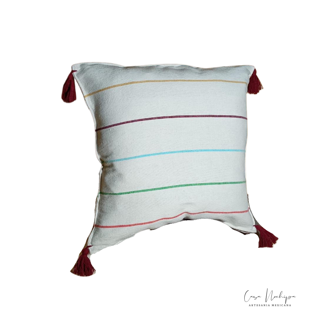 Cojín decorativo artesanal elaborado en Oaxaca con algodón orgánico y tejido en telar de pedal, ideal para decoración sostenible.
