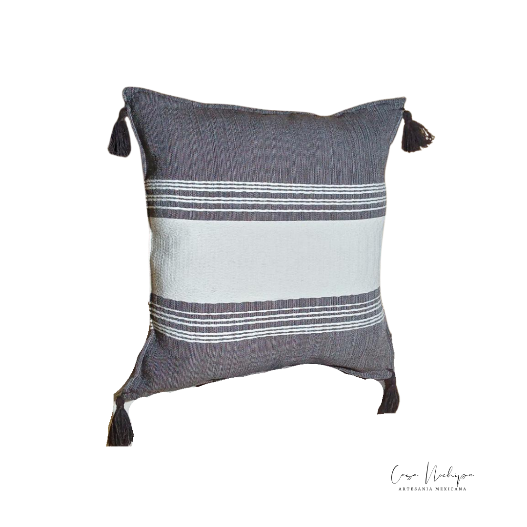 Cojín artesanal de 45x45 cm tejido en telar de pedal con algodón orgánico, elaborado en Oaxaca, ideal para decoración sostenible.