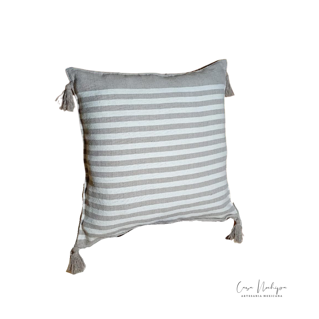 Cojín artesanal de algodón tejido en telar de pedal con diseño sostenible.
