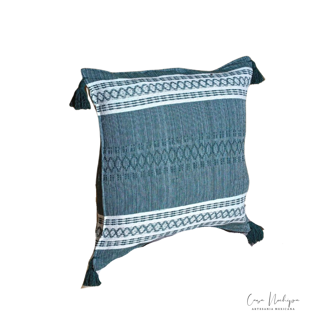 Cojín artesanal de algodón tejido en telar de pedal, diseño mexicano auténtico y sostenible.