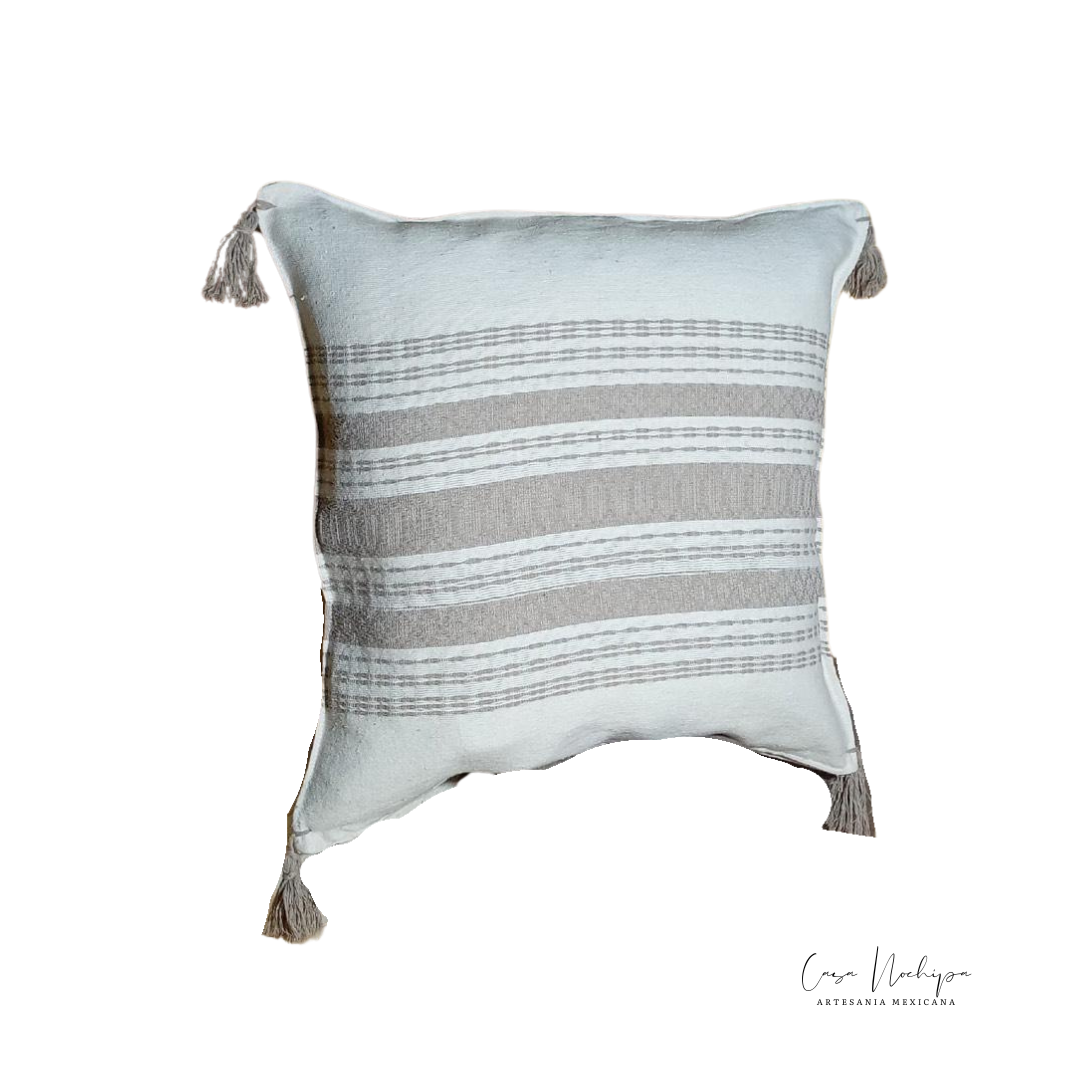 Cojín artesanal de algodón tejido en telar de pedal de Oaxaca, disponible en medidas de 45x45 cm.