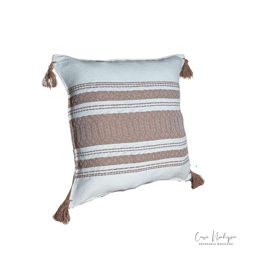 Cojín de algodón orgánico tejido a mano en telar de pedal, diseño mexicano, tamaño 45x45 cm.