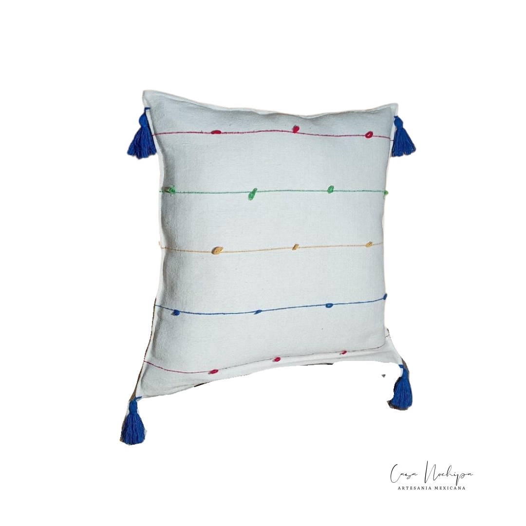 Cojín artesanal de algodón orgánico con detalles bordados, elaborado en Oaxaca por Casa Nochipa.