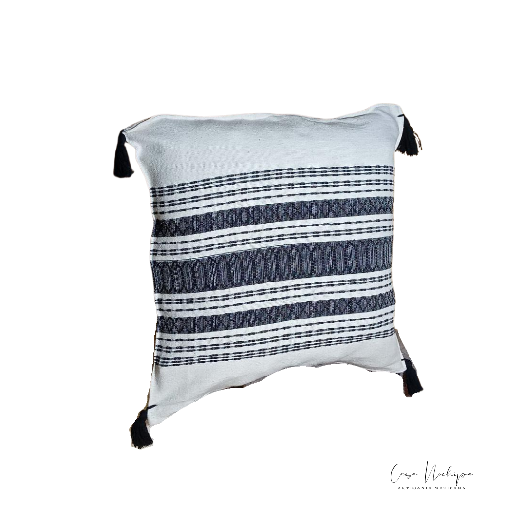 Cojín artesanal de algodón orgánico con diseño clásico, elaborado a mano en Oaxaca por Casa Nochipa.