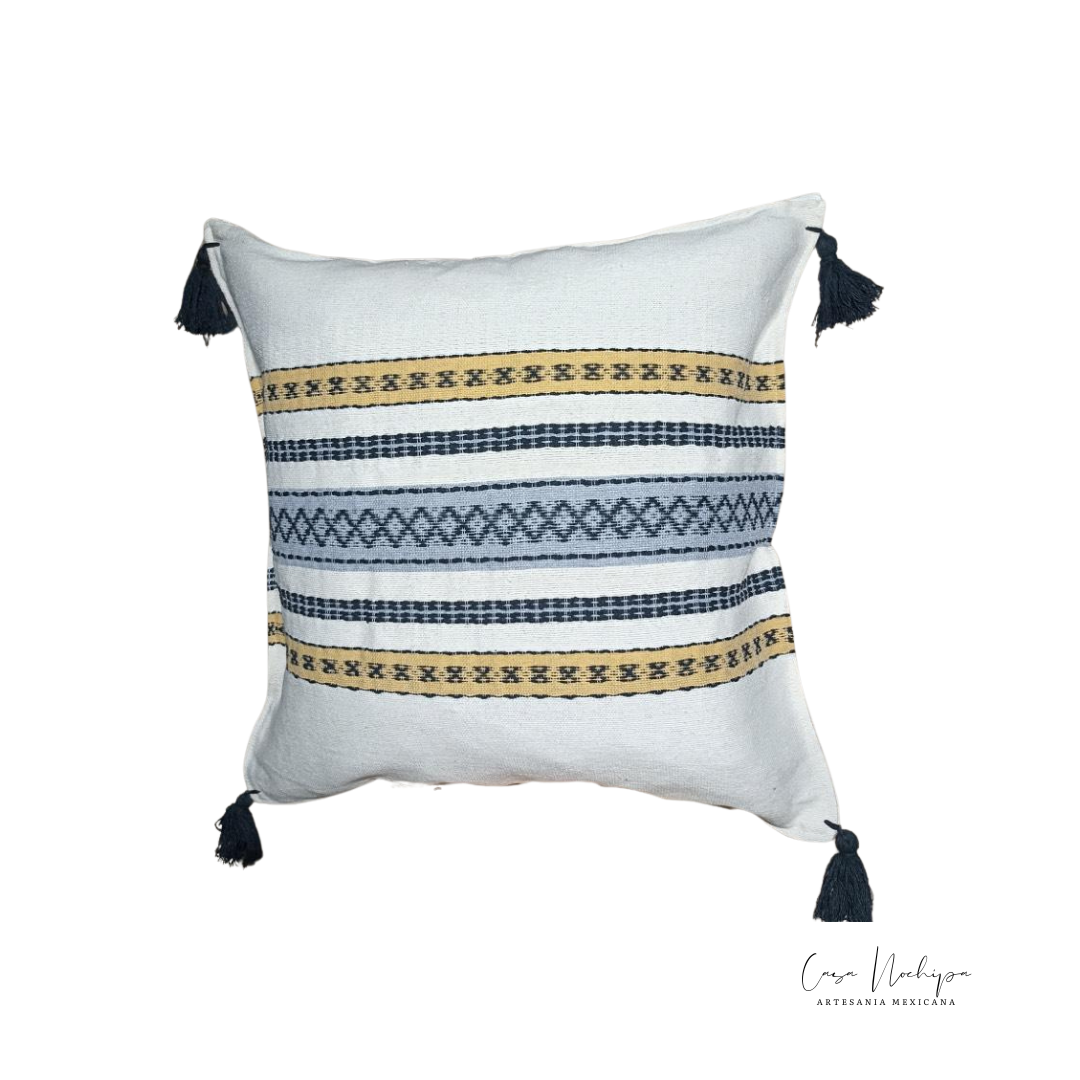 Cojín artesanal de algodón con diseño étnico tejido a mano en Oaxaca por Casa Nochipa.