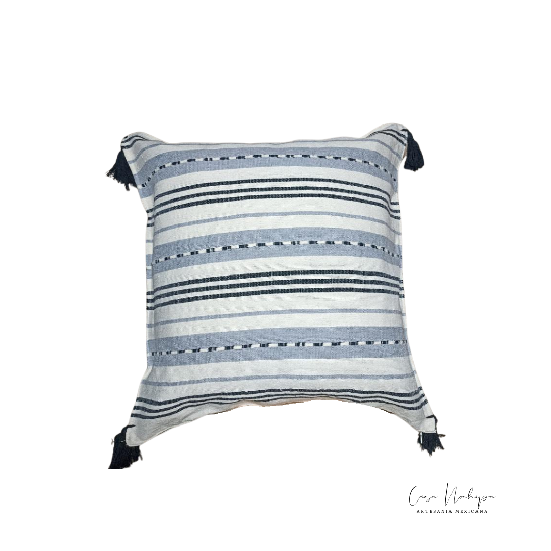 Cojín artesanal de algodón con diseño de rayas tradicionales, tejido en Oaxaca por Casa Nochipa.