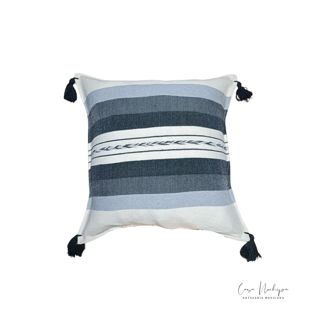 Cojín artesanal de algodón con patrón a rayas, tejido en Oaxaca por Casa Nochipa.