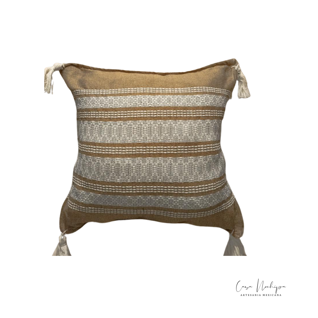Cojín artesanal de algodón con diseño tradicional, elaborado en Oaxaca por Casa Nochipa.