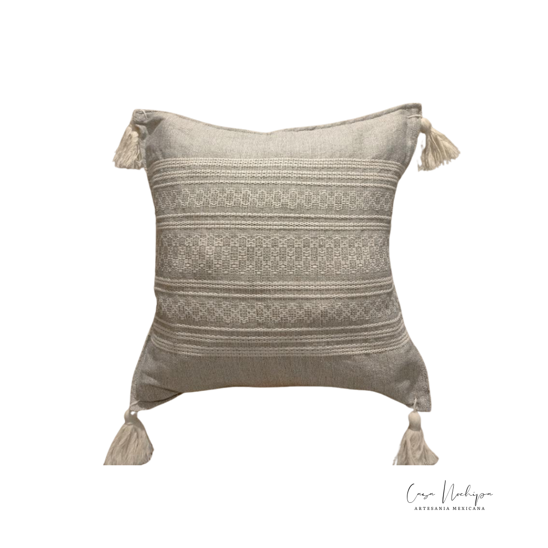 Cojín artesanal de algodón orgánico con bordado elegante y flecos decorativos, hecho a mano en Oaxaca por Casa Nochipa.