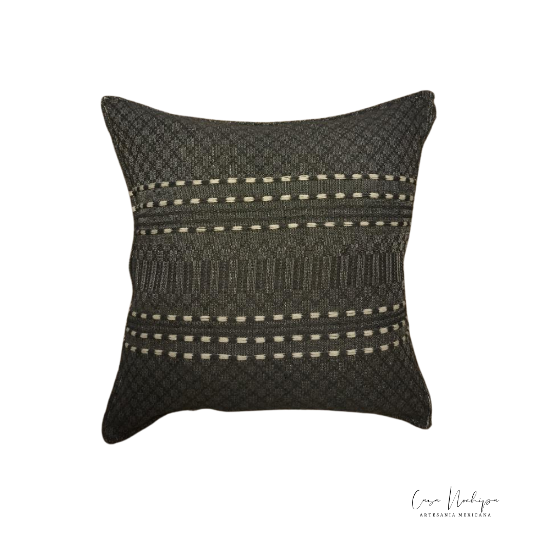 Cojín artesanal elaborado con algodón orgánico, tejido en telar de pedal con diseño tradicional mexicano, perfecto para decoración de interiores