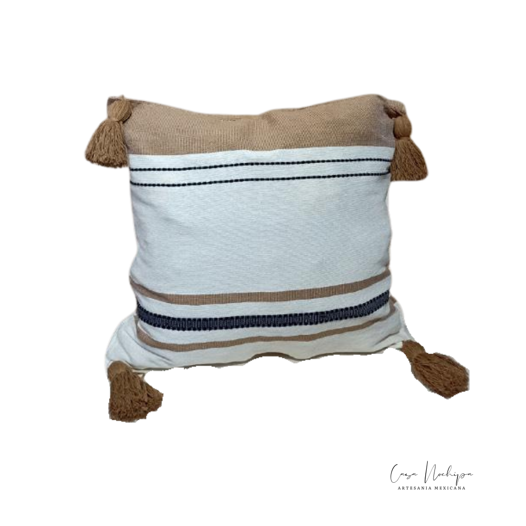 Cojín artesanal de algodón con diseño de líneas y flecos decorativos, tejido a mano en Oaxaca, México.