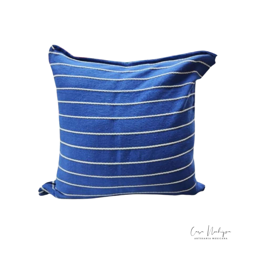 Cojín artesanal con diseño de rayas finas, elaborado en Oaxaca con algodón orgánico y tratamiento de forma natural.