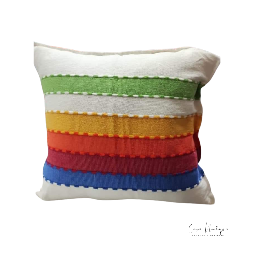 Cojín artesanal multicolor con franjas tejidas a mano en Oaxaca, reflejo de la cultura mexicana.