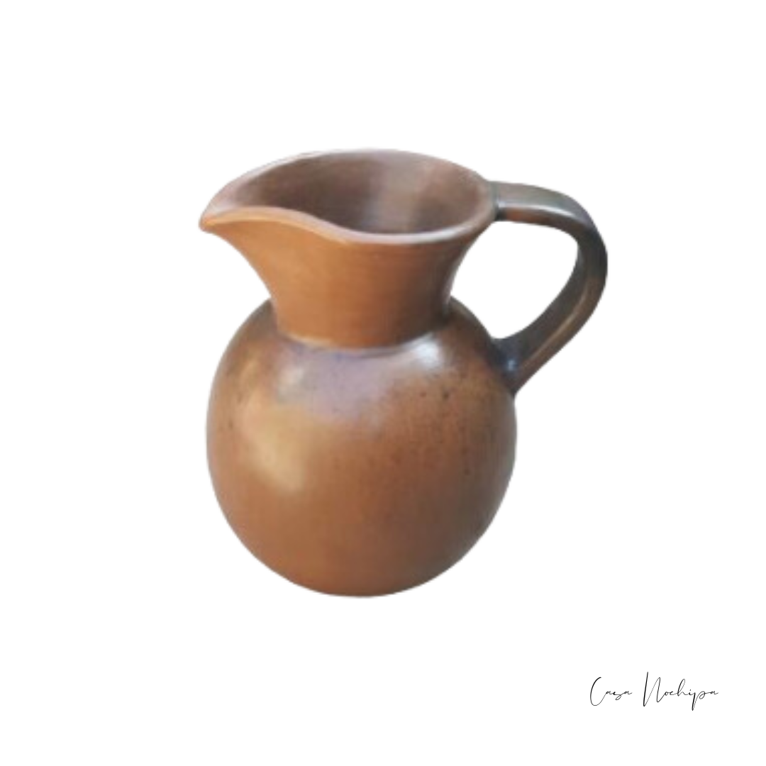 Jarra de barro bruñido artesanal con diseño esférico, disponible en acabados café, moteado y negro.