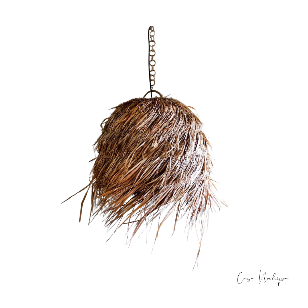 Pantalla artesanal de fibra natural tejida a mano, diseño rústico de 50 cm, ideal para iluminación decorativa.