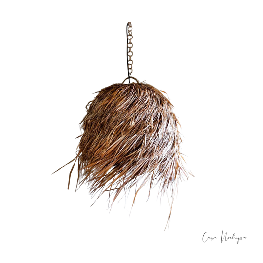 Pantalla artesanal de fibra natural tejida a mano, diseño rústico de 50 cm, ideal para iluminación decorativa.