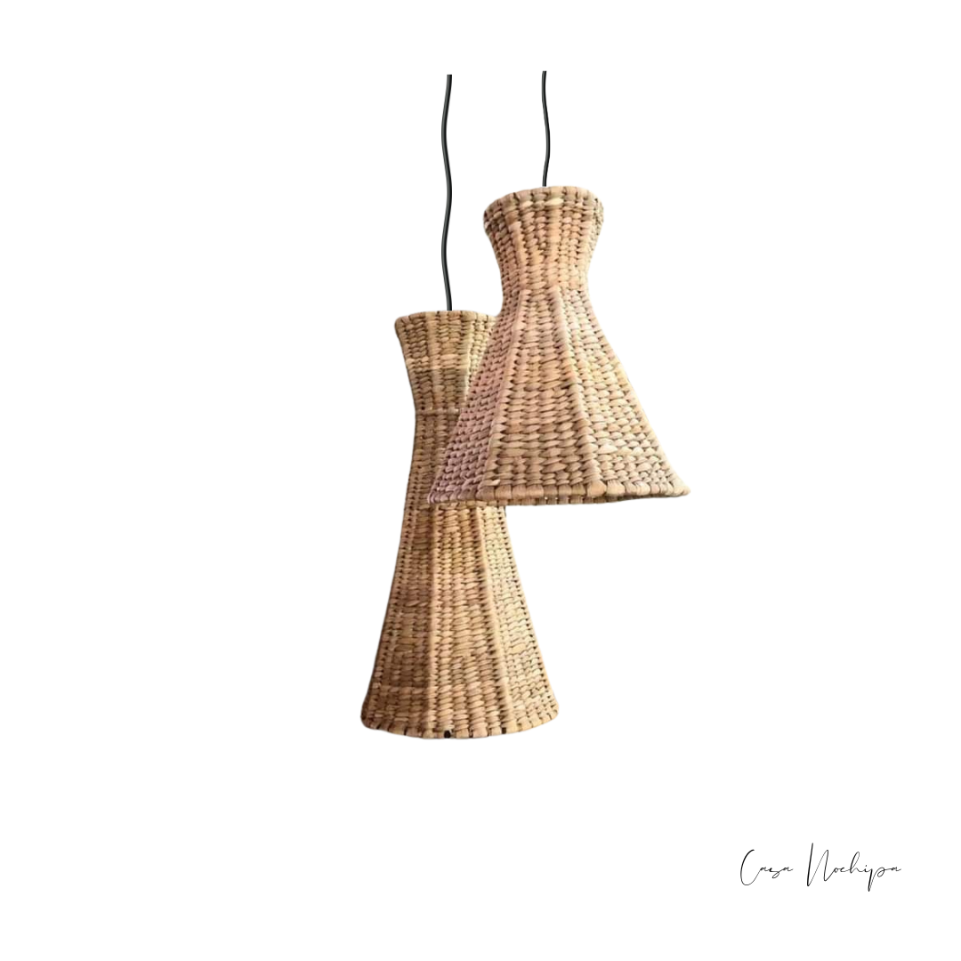 Pantalla de cono artesanal tejida en fibra natural, colgante decorativo ideal para iluminación ambiental.