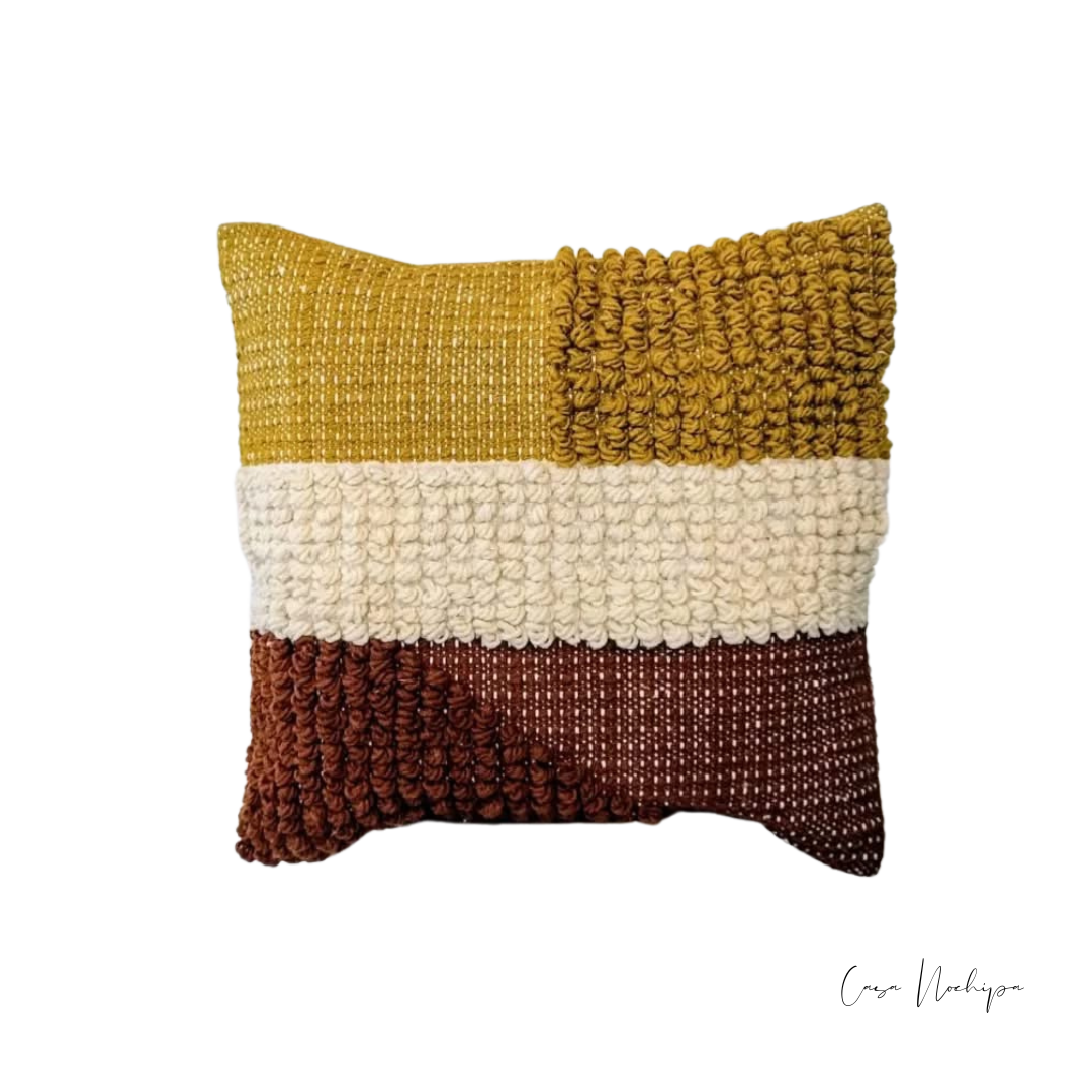 Cojín artesanal 50x50 cm con diseño texturizado en tonos mostaza, crema y terracota