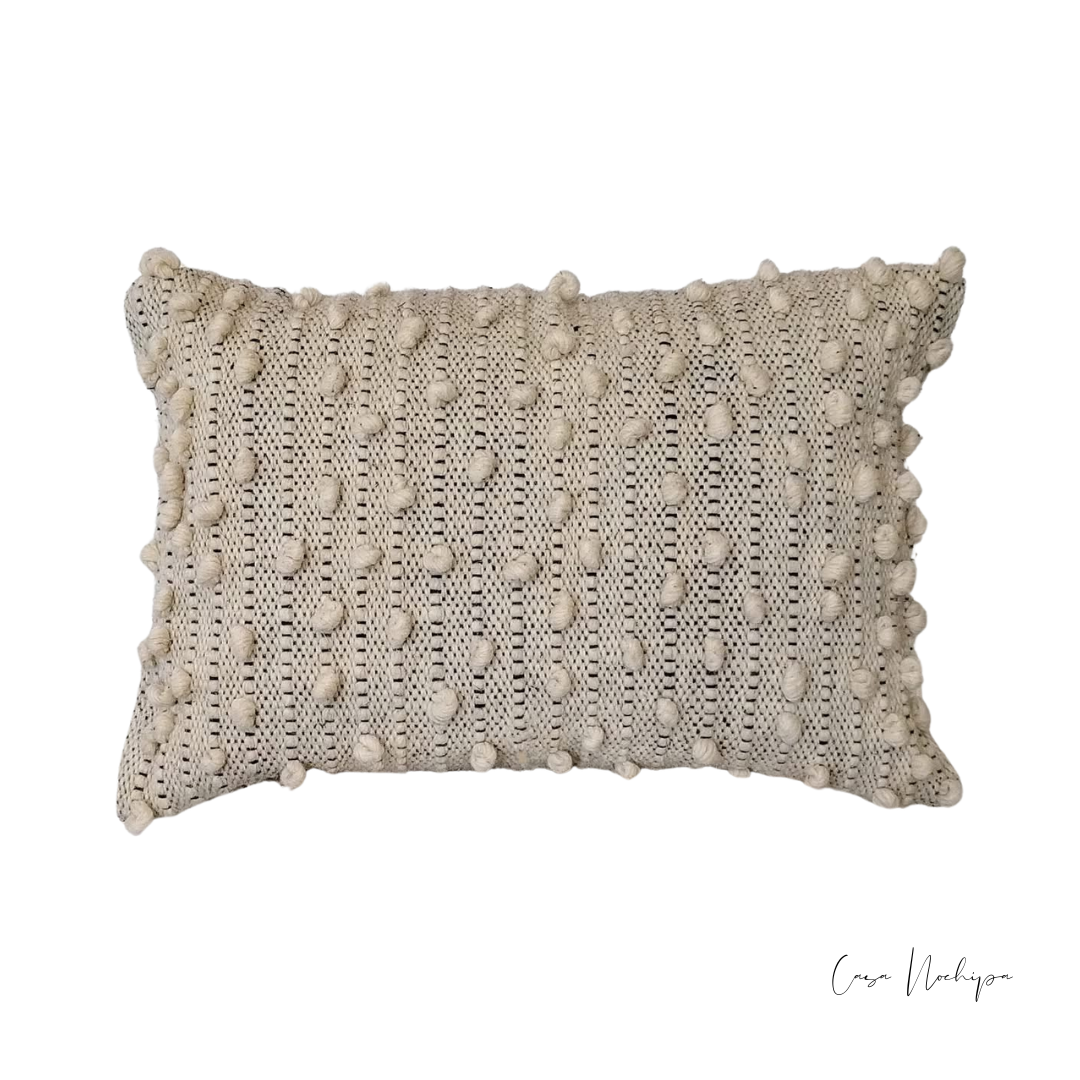 Cojín decorativo artesanal beige 50x50 cm con textura de pompones en lana natural