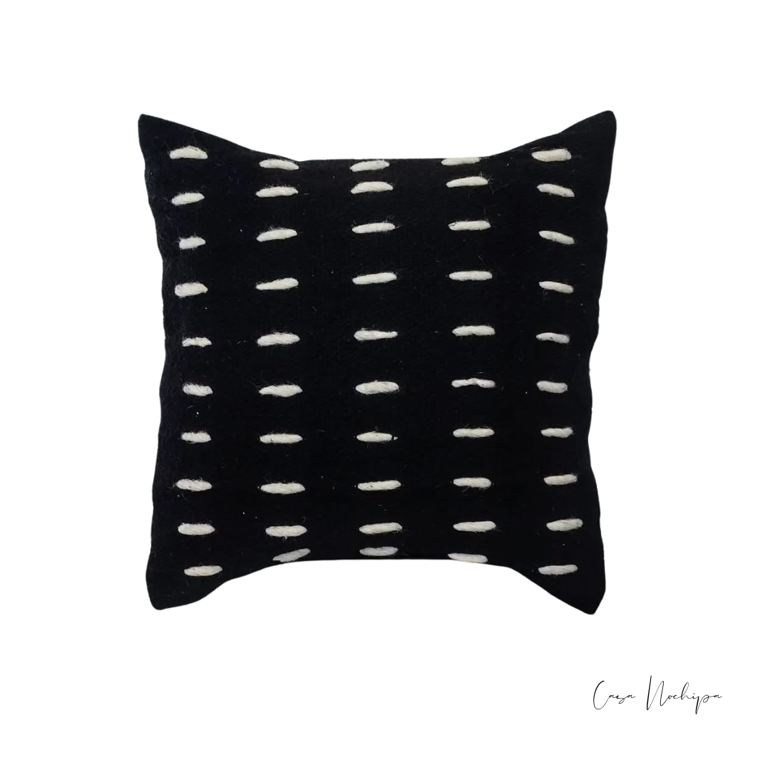 Cojín de lana 50x50 cm negro con diseño de líneas blancas tejido artesanalmente