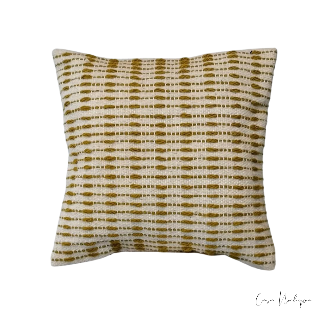 Cojín de lana 50x50 cm en tonos mostaza y crema con patrón decorativo