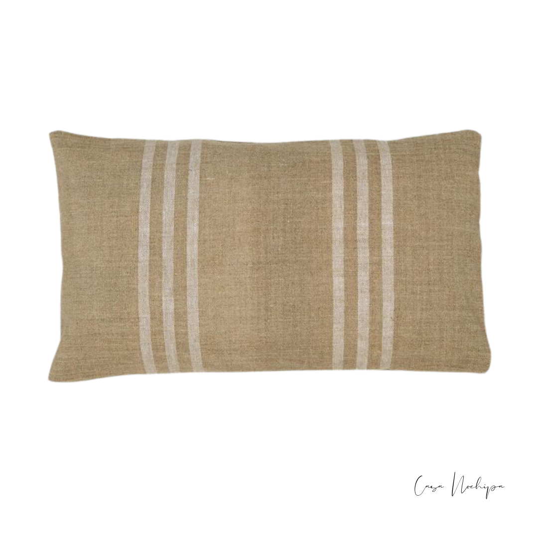 Cojín artesanal rectangular 40x60 cm en lana natural con diseño de franjas blancas