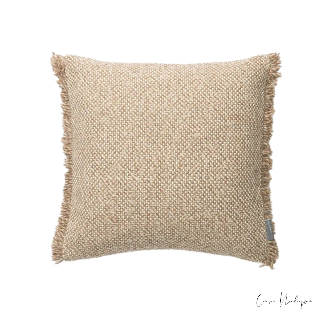 Cojín artesanal de lana color caramelo 50x50 cm con textura tejida