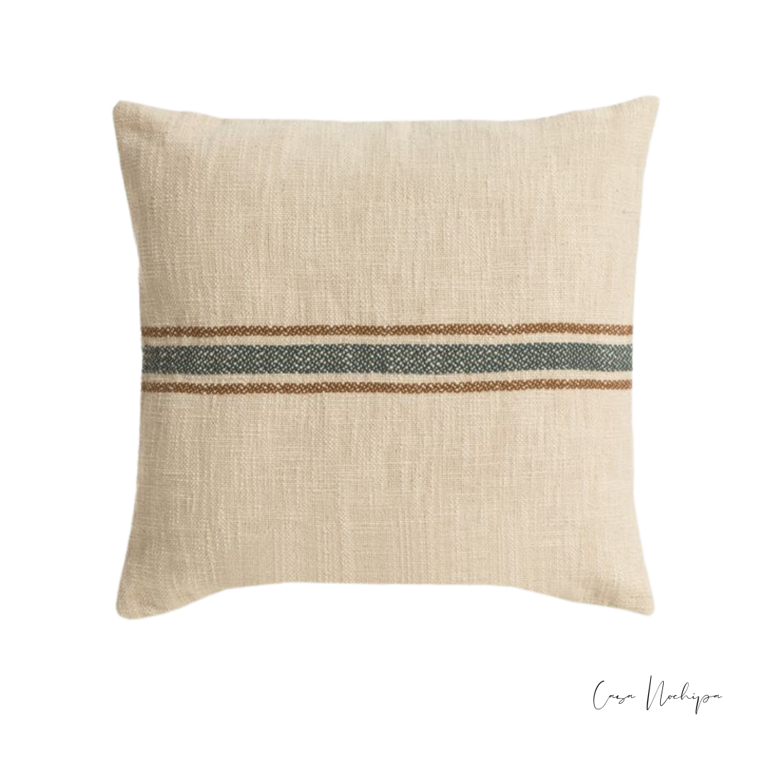 Cojín decorativo 50x50 cm en lana cruda con franja azul y café, tejido artesanal