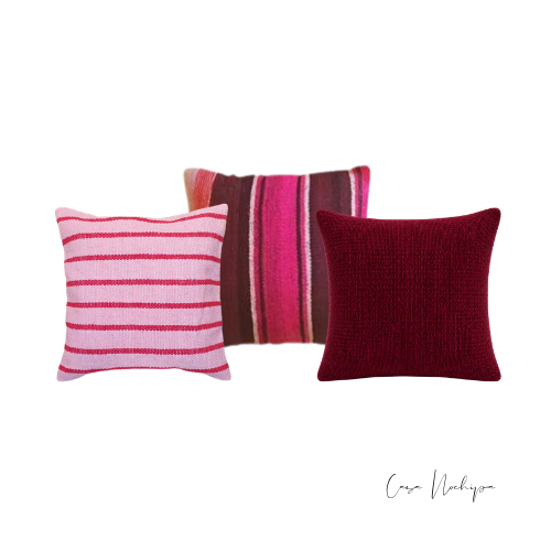 Set de tres cojines artesanales mexicanos de lana en tonos rosa, magenta y vino con diseños de rayas y tejido liso