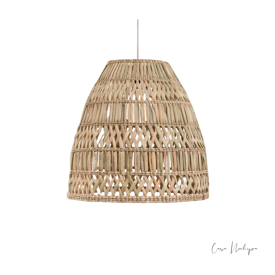 Lámpara de copa tejida a mano con fibra natural en técnica de doble X con paloma, ideal para iluminación decorativa.