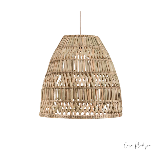 Lámpara de copa tejida a mano con fibra natural en técnica de doble X con paloma, ideal para iluminación decorativa.