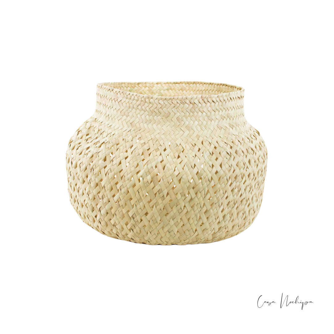 Olla de palma calada artesanal hecha a mano en Oaxaca, ideal para decoración y almacenamiento.