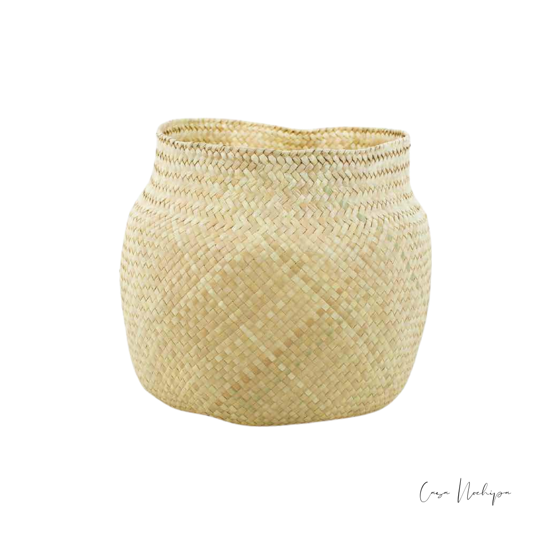 Olla de palma natural hecha a mano por artesanas de Oaxaca, diseño sostenible y decorativo para interiores.