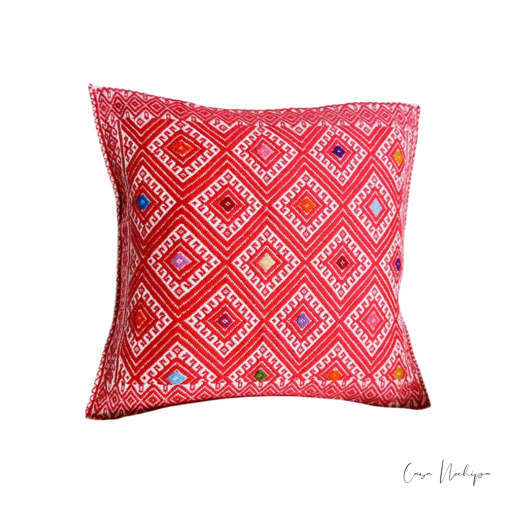 Cojín artesanal con diseño de diamantes rojos y detalles multicolores, hecho a mano en telar de cintura por artesanos mexicanos.