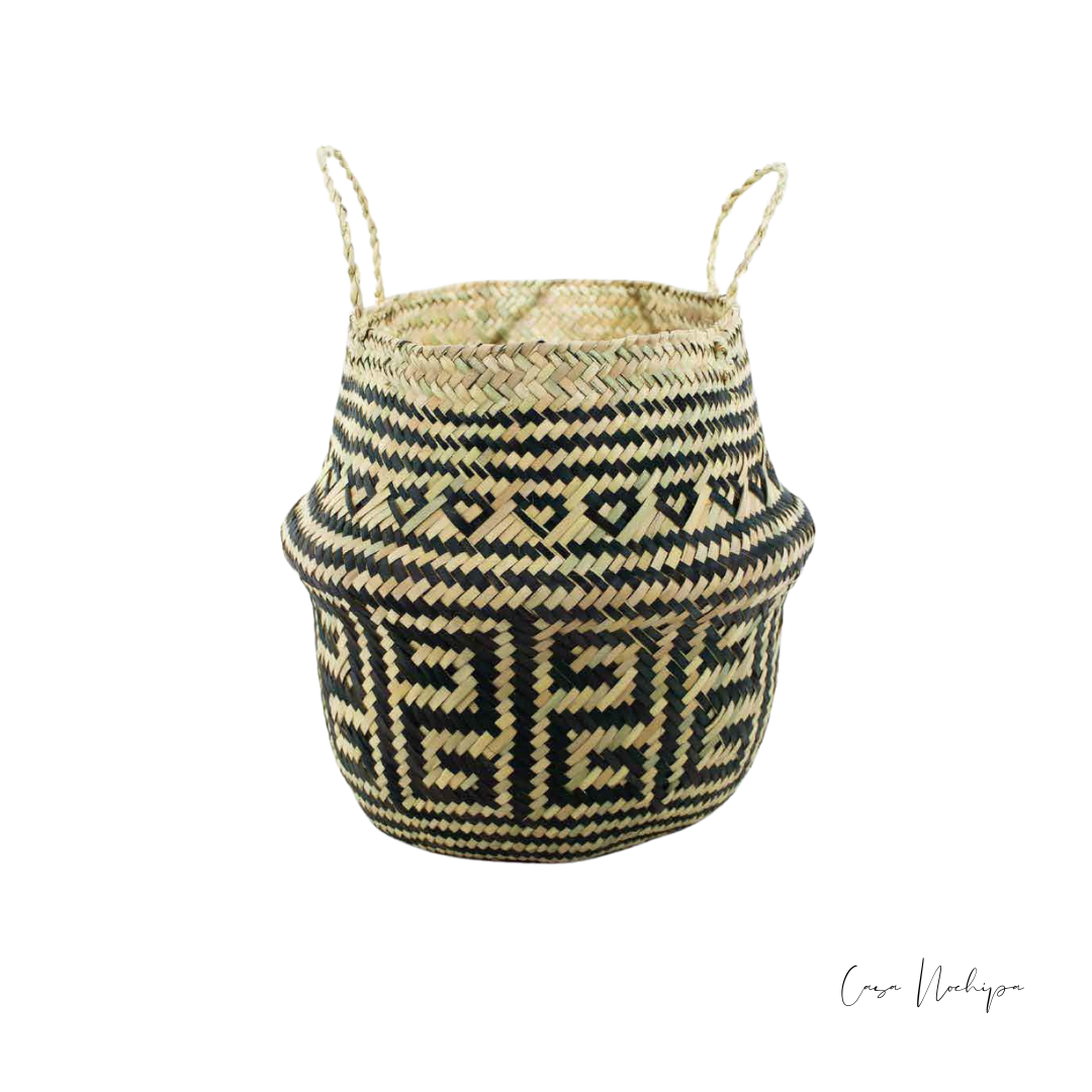 Cubremacetas de palma en diseño rústico, ideal para complementar cualquier espacio.