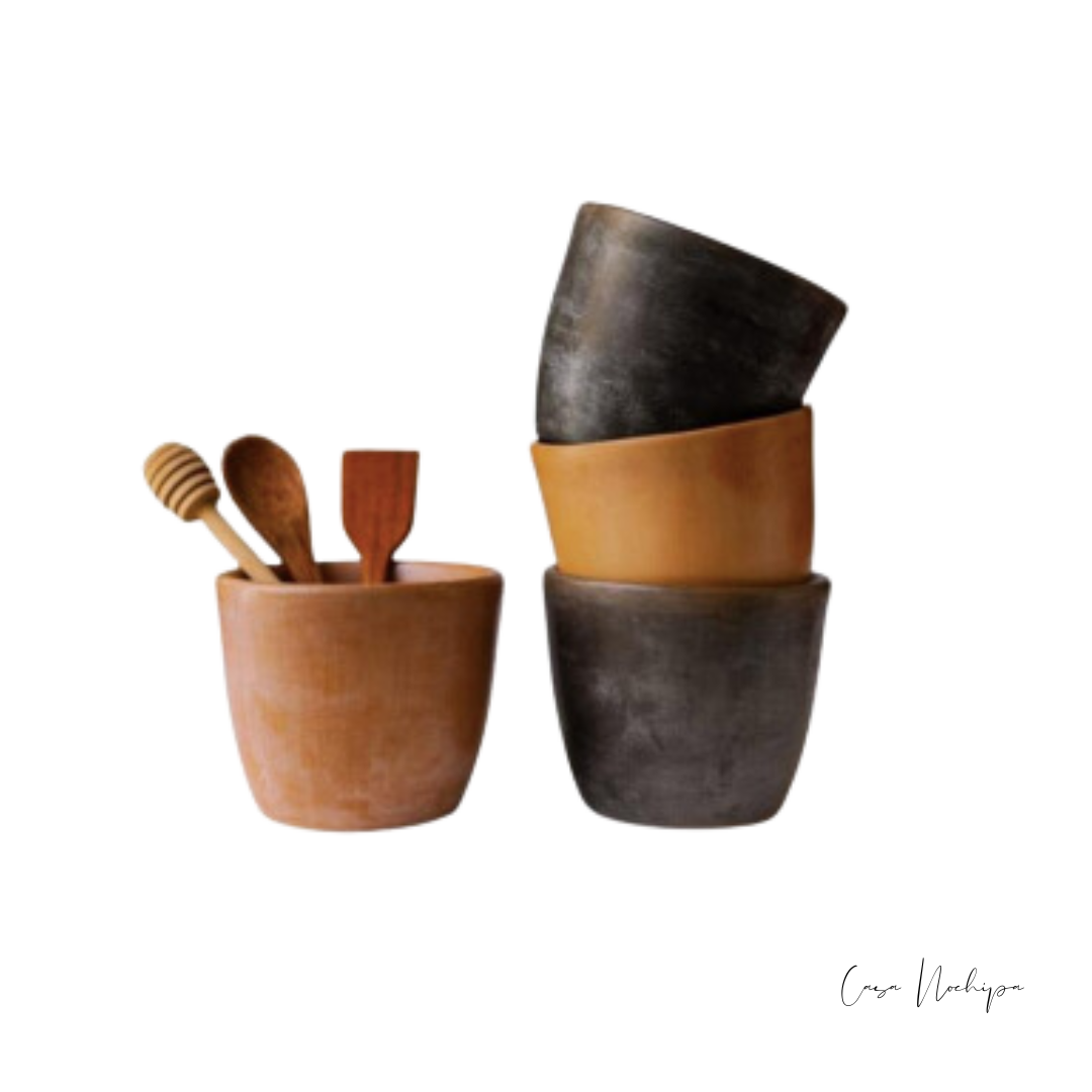 Vaso de barro bruñido artesanal en acabado café, moteado o negro, con diseño liso y pulido.