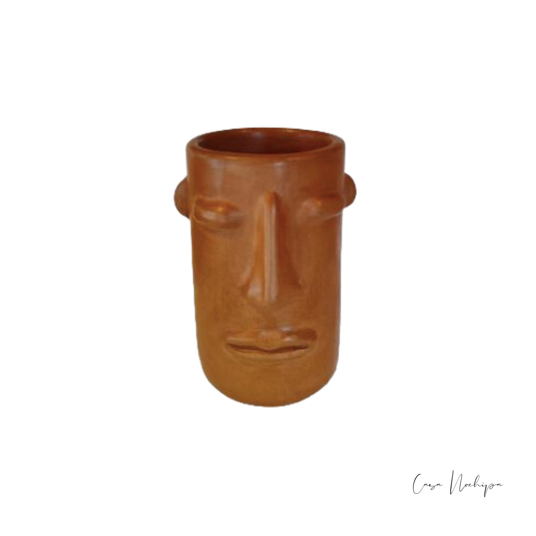 Vaso de barro bruñido con rostro esculpido, acabado artesanal en café, moteado y negro.