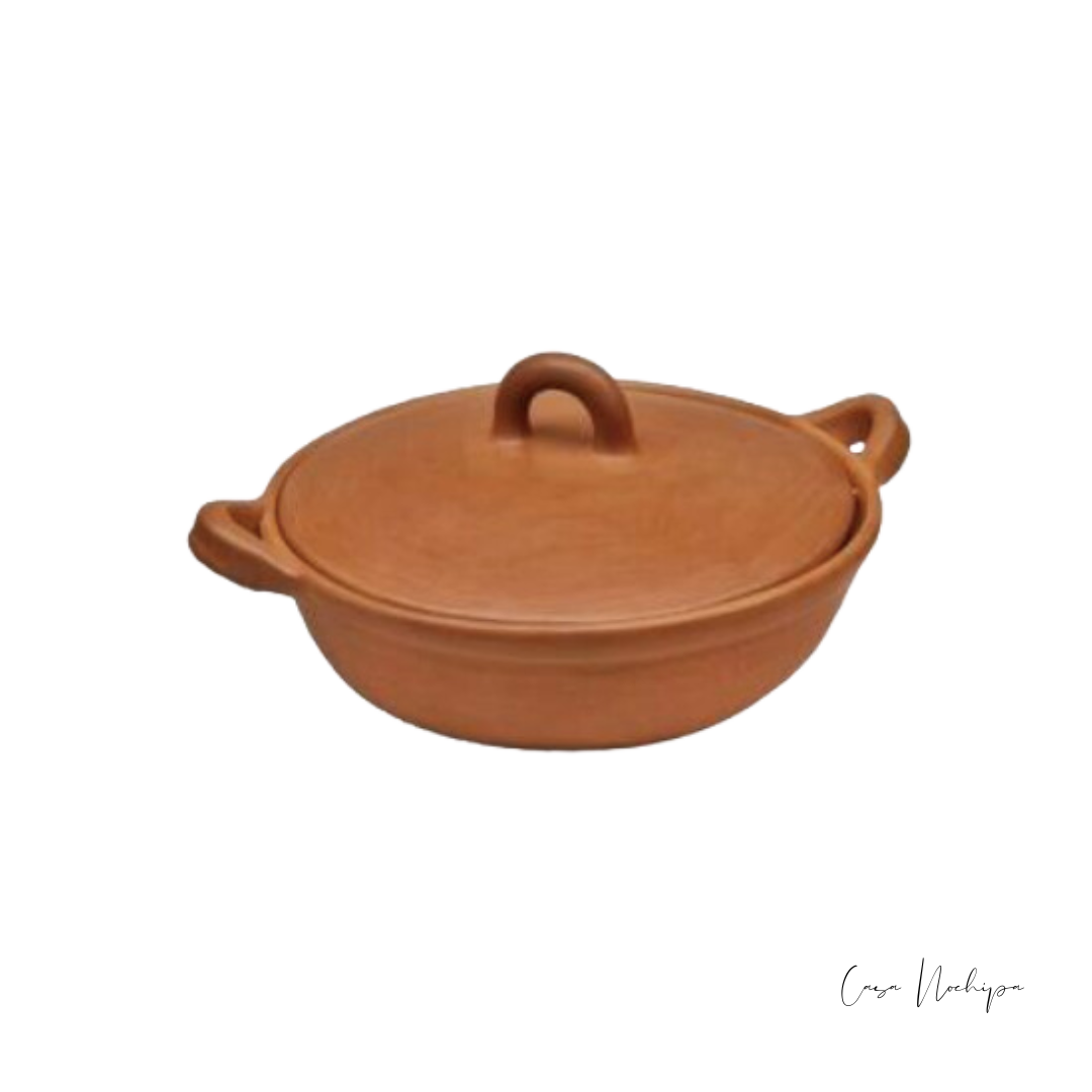 Cazuela con tapadera de barro bruñido hecha a mano, en acabados café, moteado y negro.
