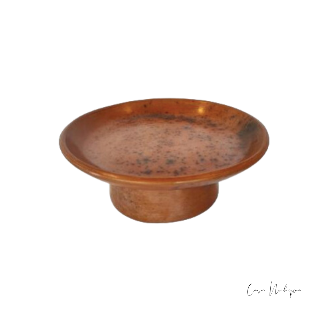 Plato botánico de barro bruñido con base elevada, en colores café, moteado y negro, elaborado artesanalmente en México.