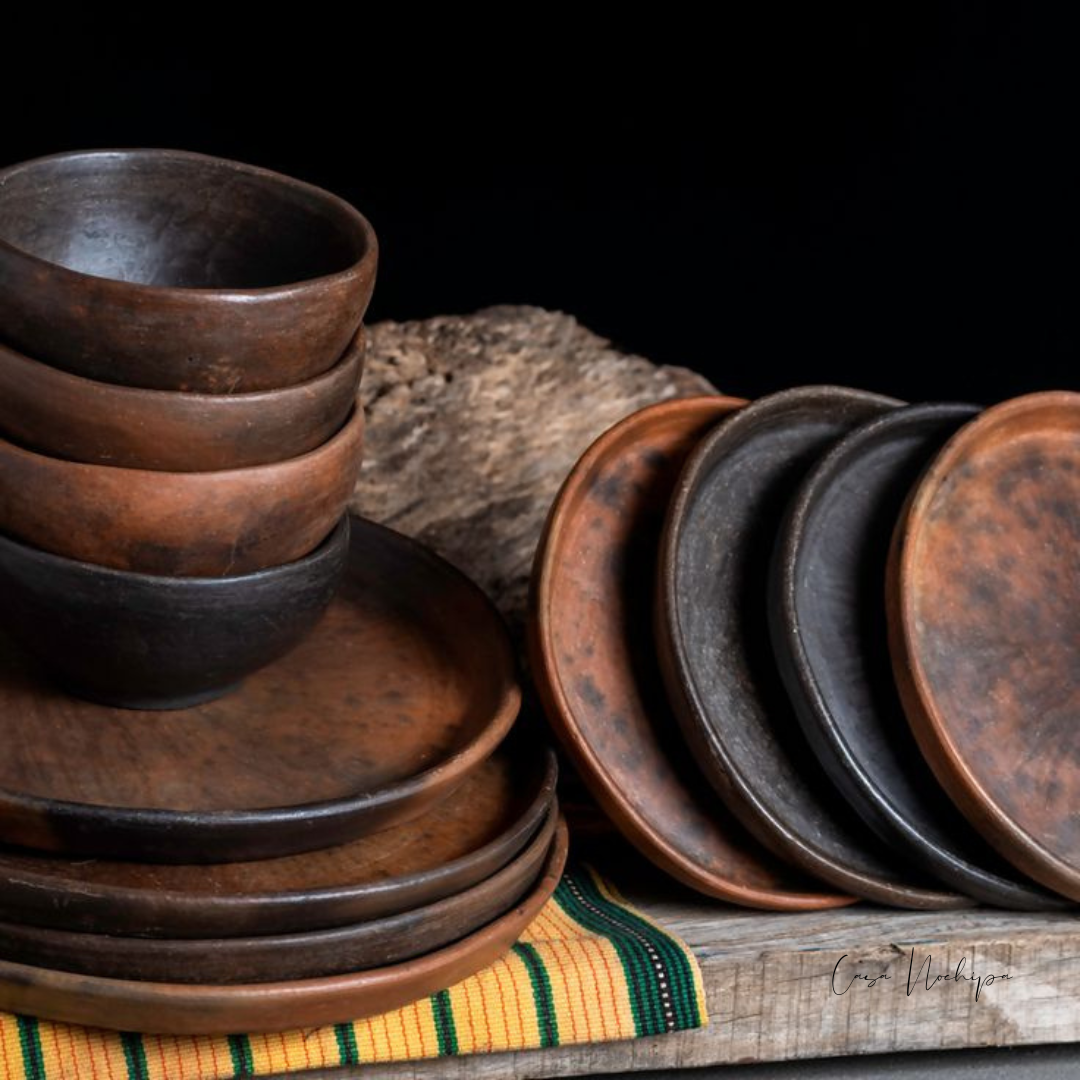 Vajilla artesanal de barro bruñido con 7 piezas: platos, taza y vaso, elaborada a mano con certificación FBA, ideal para decoración y uso diario.