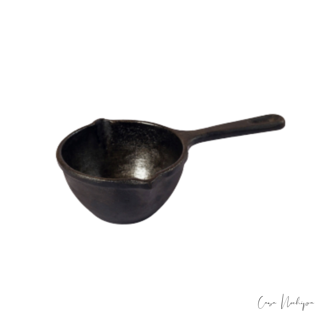 Tazón sazonador de hierro fundido, ideal para preparar salsas y mezclas de especias con una retención de calor excepcional.