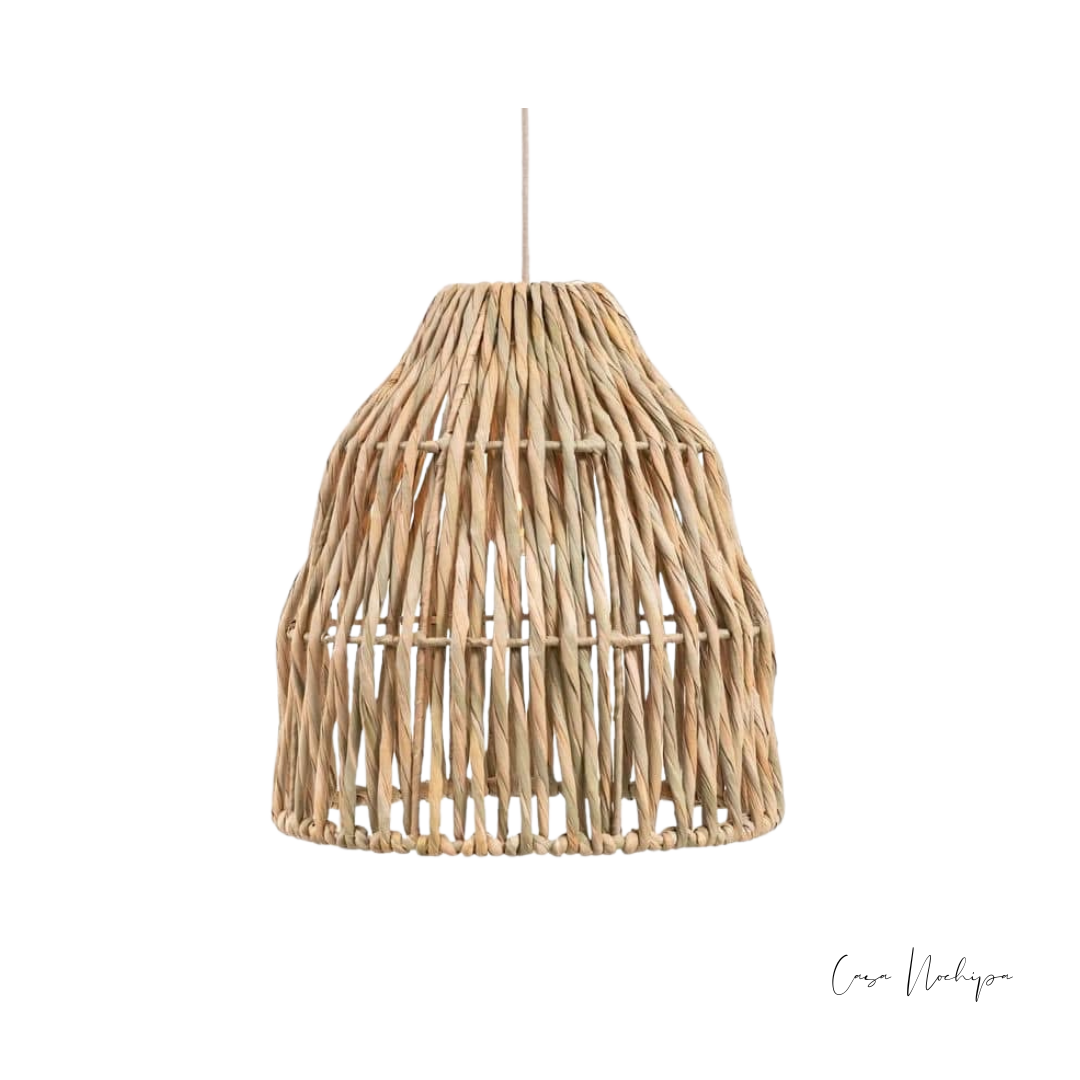 Lámpara de campana tejida a mano con fibra natural, ideal para iluminación decorativa en interiores.