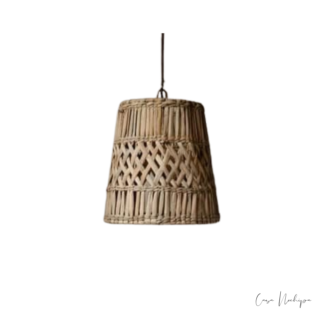 Lámpara cilíndrica en fibra natural con tejido en X, iluminación decorativa boho y artesanal.