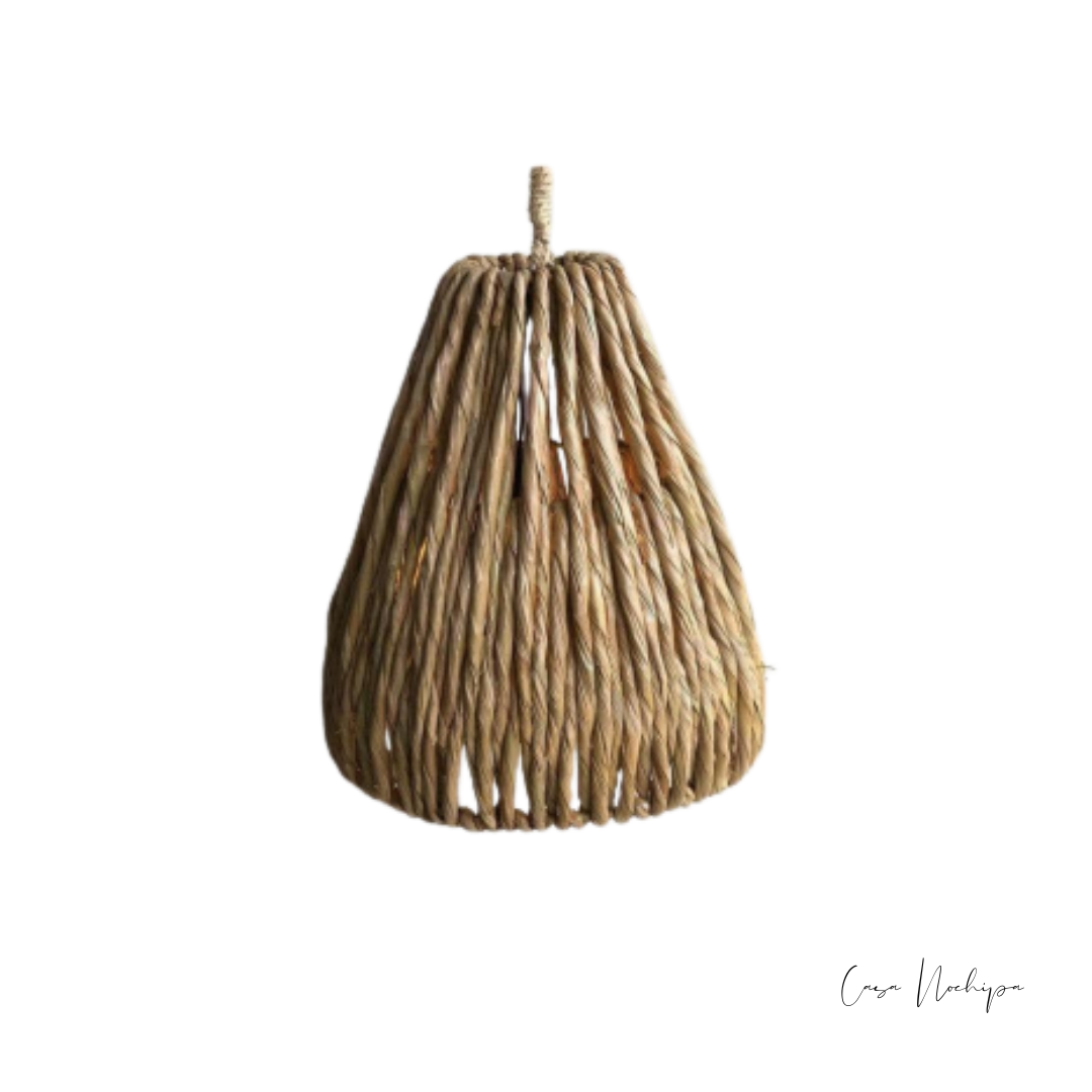 Lámpara artesanal en forma de campana, tejida en torcido vertical con fibra natural.