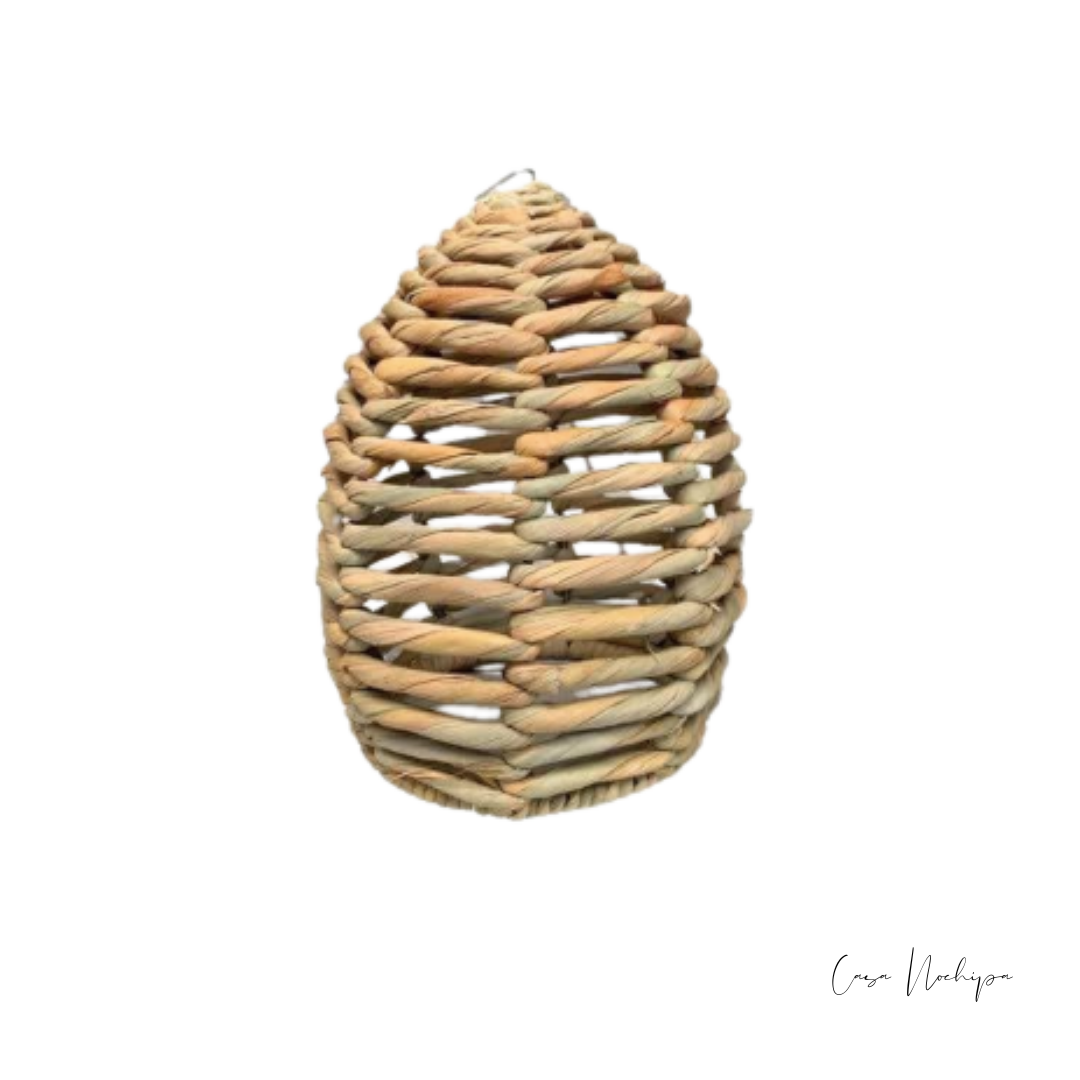 Lámpara artesanal en forma de panel cerrado, tejida a mano con fibra natural en técnica de torcido.