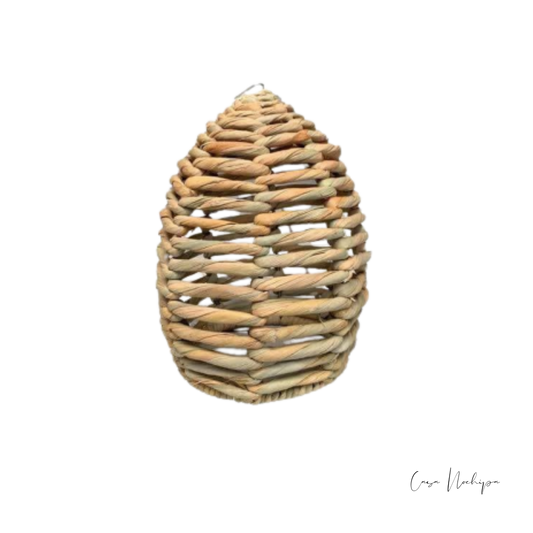 Lámpara artesanal en forma de panel cerrado, tejida a mano con fibra natural en técnica de torcido.