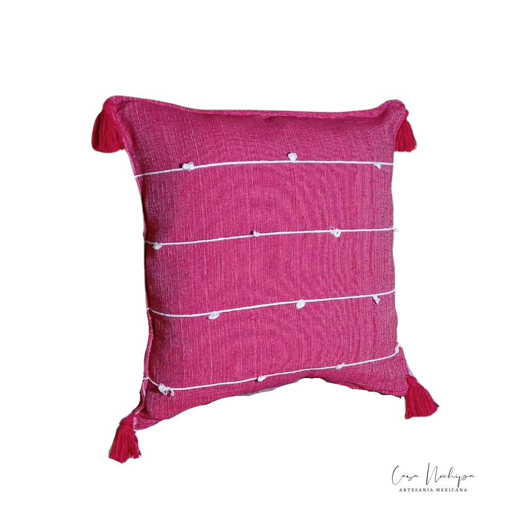 Cojín artesanal con nudos blancos, tejido a mano en algodón natural, disponible en Casa Nochipa.