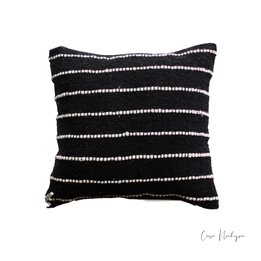 Cojín de Casa Nochipa: arte en textiles artesanales mexicanos