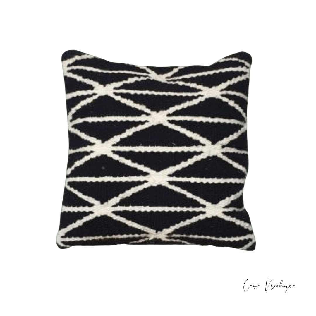 Cojín decorativo con diseños únicos, creado con técnicas tradicionales mexicanas.