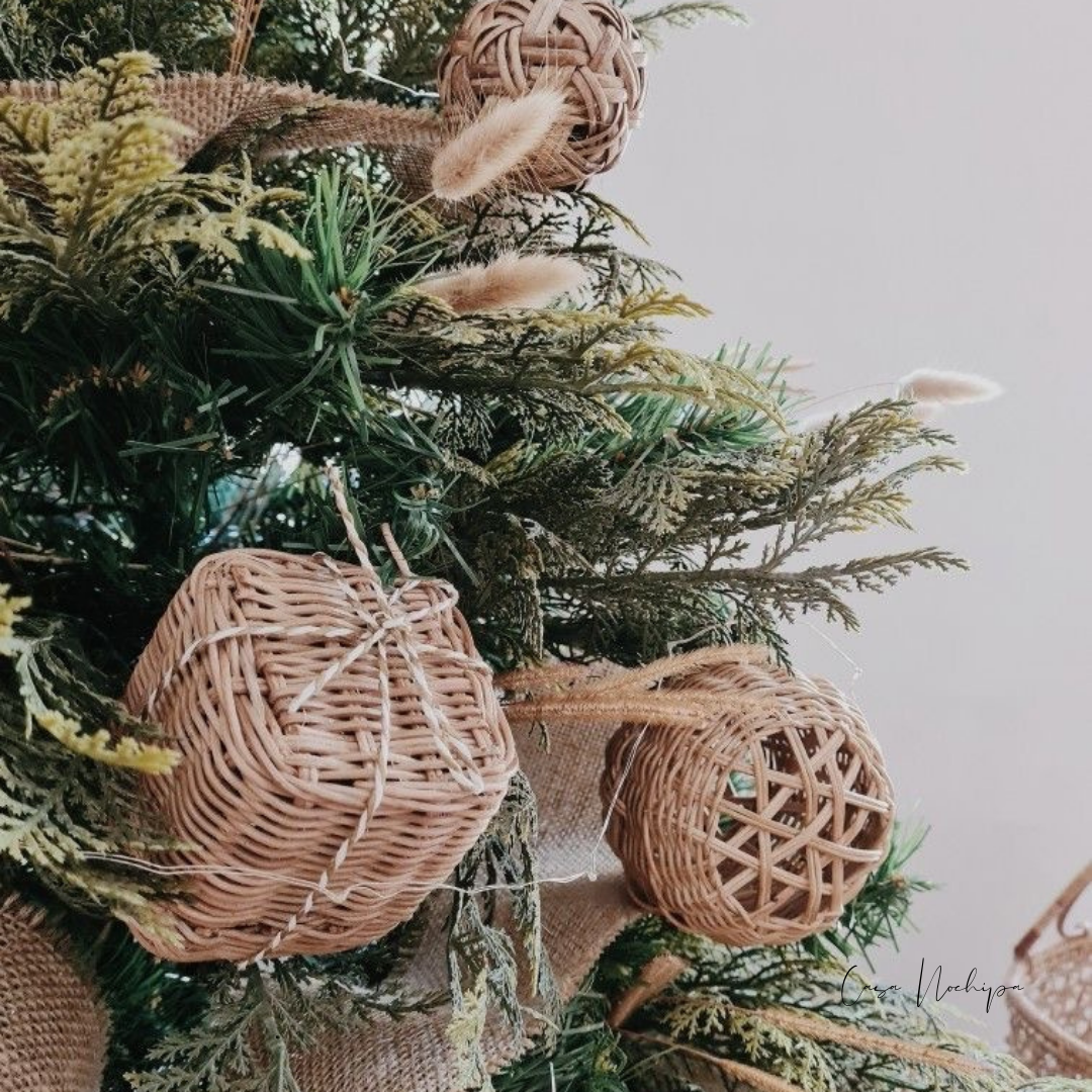 Decoración navideña artesanal: esferas de jícara, adornos de barro y textiles hechos a mano en México